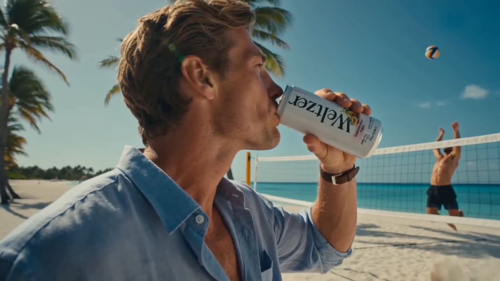 Man enjoying Weltzer by the water